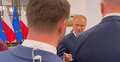 Donald Tusk z palcem uniesionym w kierunku Miłosza Kłeczka