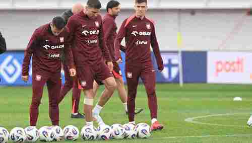 Jan Bednarek (w środku) będzie pełnił w meczu z Finlandią funkcję kapitana reprezentacji.