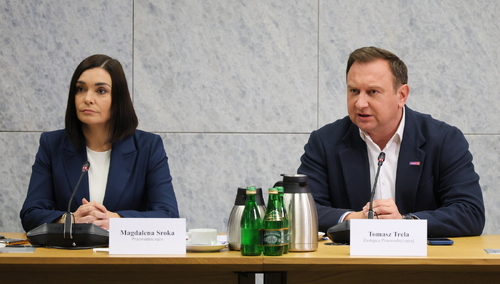 Przewodnicząca komisji Magdalena Sroka i jej zastępca poseł Lewicy Tomasz Trela 