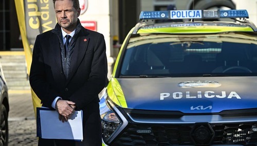 Prezydent Warszawy Rafał Trzaskowski podczas przekazania policjantom pojazdów służbowych oraz specjalistycznego sprzętu