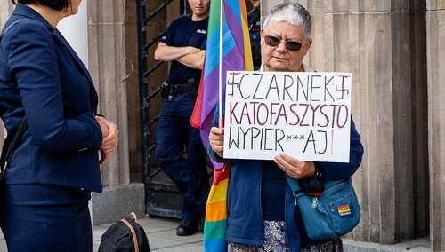 Szarpała i wyzywała policjantów. Sąd prawomocnie uniewinnił „Babcię Kasię”
