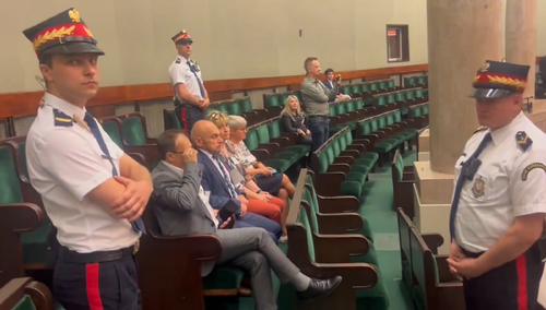 Przedstawiciele Solidarności pilnowani przez Straż Marszałkowską