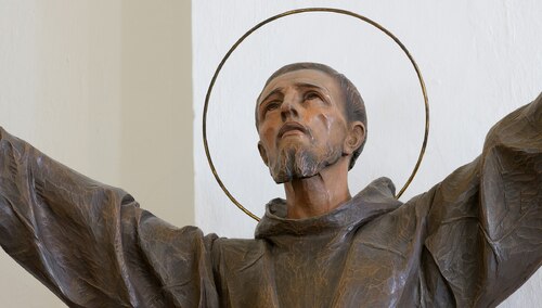 Fragment rzeźbionej w drewnie, polichromowanej figury św. Franciszka z Asyżu w kościele św. Antoniego en:St. Ulricha w Gröden