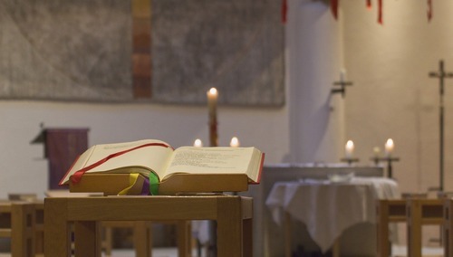 Wnętrze kościoła w czasie liturgii, zdjęcie poglądowe