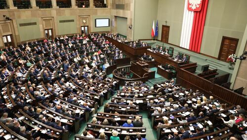 [najnowszy sondaż] Duża przewaga PiS nad rywalami, 5 partii w Sejmie. Tak chcą głosować Polacy