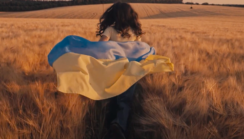 kadr z teledysku piosenki "Bratnie niebo"