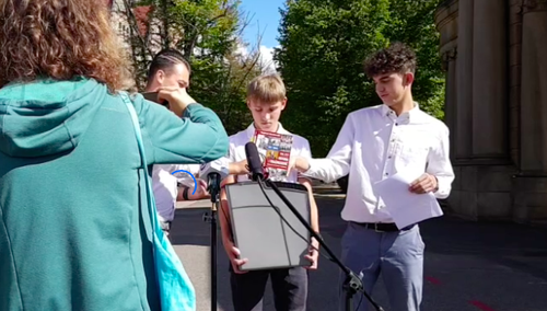 Kontrowersyjny „happening” młodzieżówki PO. Podręcznik prof. Roszkowskiego w niszczarce [WIDEO]