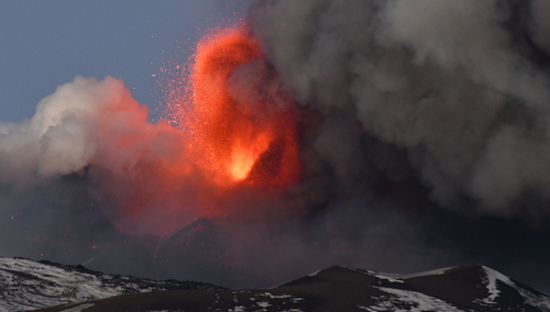 [FOTO/VIDEO] Spektakularny widok! Potężna erupcja wulkanu Etna na Sycylii