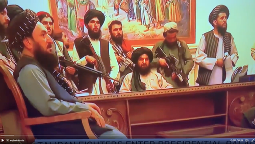 [VIDEO] "Robią sobie fotki". Al Jazeera nadaje na żywo z zajętego przez Talibów pałacu prezydenckiego