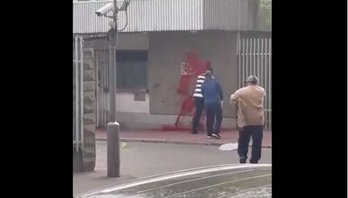 [wideo] Rosjanie oblali czerwoną farbą polską ambasadę w Moskwie