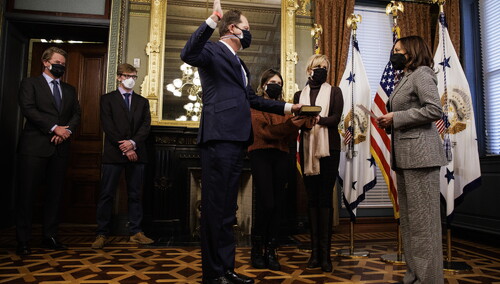 Mark Brzezinski z siostrą i córką składa przysięgę na ręce wiceprezydent USA Kamali Harris