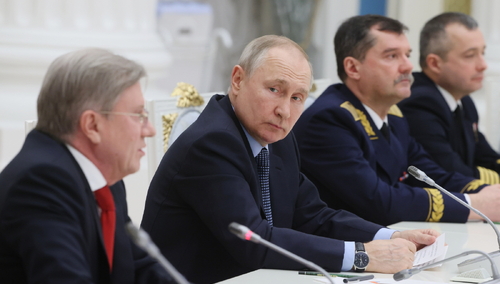 Władimir Putin w otoczeniu wojskowych