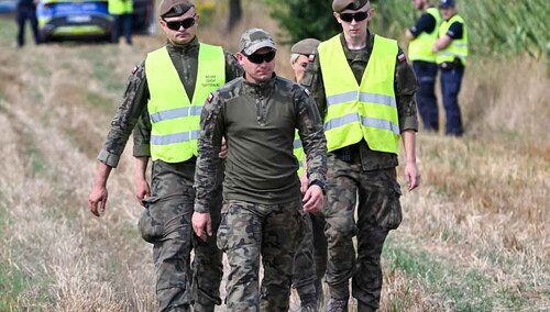 Służby zabiezpieczają teren pola kukurydzy w miejscowości Osiny