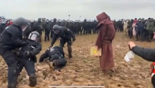 Niemiecka policja walczy z ekologami i błotem. To nagranie podbija sieć [VIDEO]
