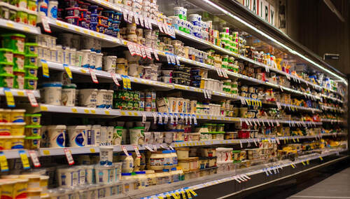 Półki z towarami w supermarkecie