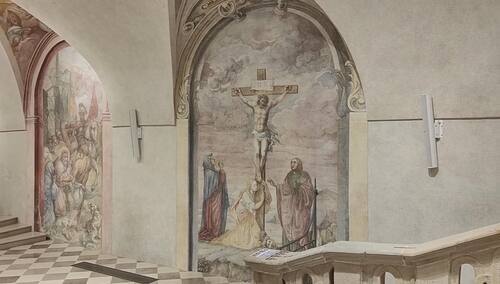 Wnętrze Krypty u Pijarów przed wystawą mody