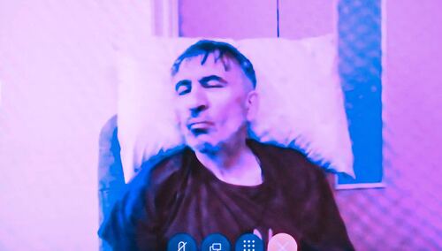 Były prezydent Gruzji Michaił Saakaszwili podczas rozprawy o zwolnienie ze względów zdrowotnych w sądzie w Tbilisi. Gruzja, 22 grudnia 2022 r.