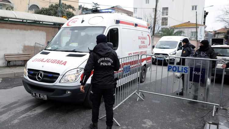 Tureckie służby przez kościołem, w którym dokonano zamachu