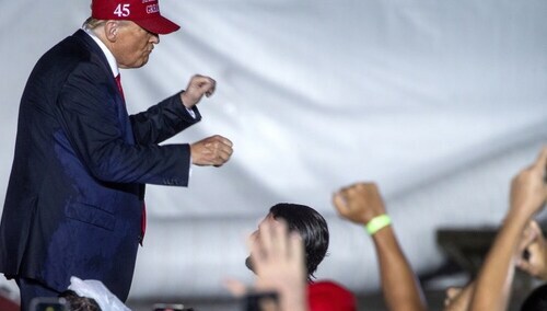 Taniec Donalda Trumpa po wygłoszeniu przemówienia na wiecu poparcia senatora Marco Rubio z Florydy