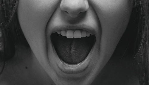 Kobieta krzyczy
