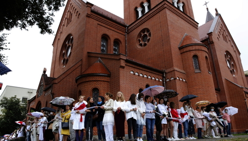 [video] "Z nami Bóg! Zdrowaś Mario!". Wierni bronią kościoła w Mińsku