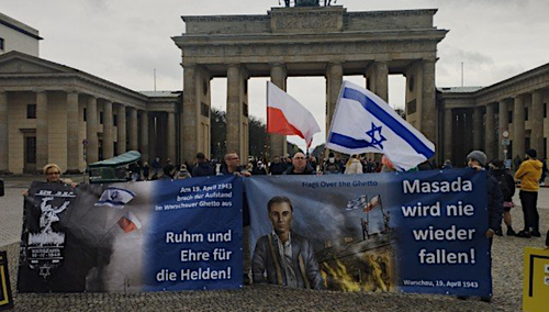 Happening pod Bramą Brandenburską upamiętniający 80. rocznicę wybuchu Powstania w getcie warszawskim