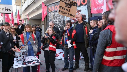 Protest przeciwników aborcji przed "Abotak" na ulicy Wiejskiej