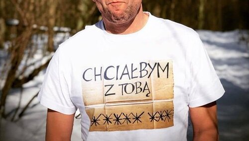 Komik kabaretu Ani Mru-Mru promował koszulki z ośmioma gwiazdkami już wiosną