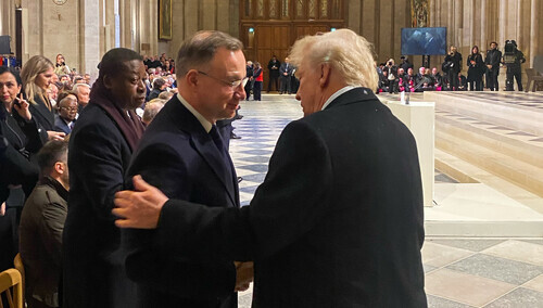 Donald Trump wita się z Andrzejem Dudą w katedrze Notre Dame