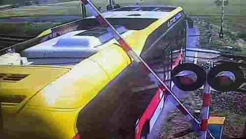 Autobus na przejeździe kolejowym w Inowrocławiu.