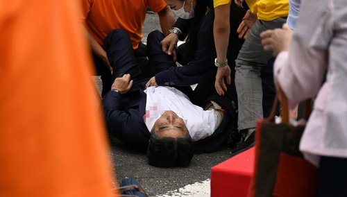 Szok w Japonii: Doszło do zamachu na byłego premiera. „Nie daje znaków życia”