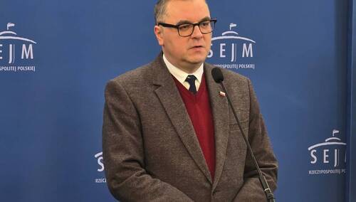 Paweł Sałek podczas konferencji prasowej w Sejmie