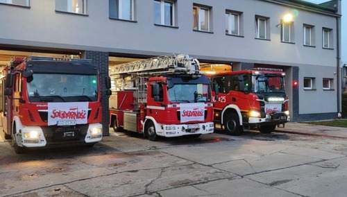 Pojazdy straży pożarnej z flagami NSZZ "Solidarność"