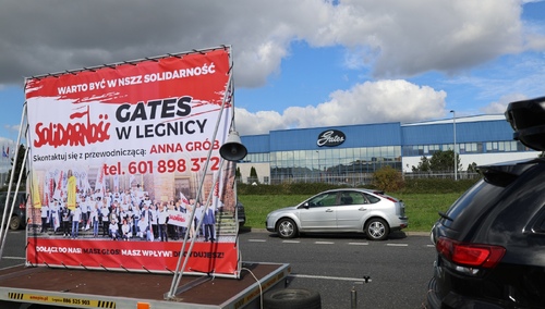 Baner NSZZ "Solidarność" przed siedzibą firmy Gates