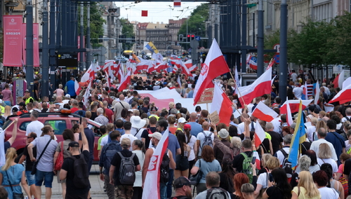 Uczestnicy zorganizowanego przez przeciwników szczepień przeciw COVID-19 „Marszu Wolności” na ulicach Katowic.