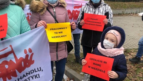 Protest związkowców w Cieszynie. Supermarket ogłosił się dworcem autobusowym, by ominąć ustawę o ograniczeniu handlu w niedziele