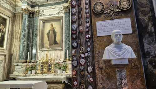 Tablica z popiersiem św. Maksymiliana Kolbe w Rzymie