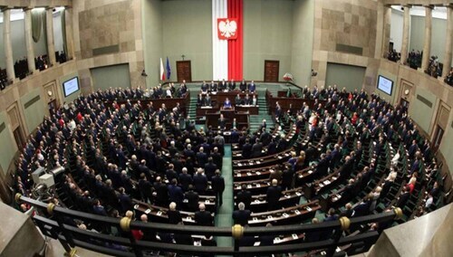 Posłowie na sali sejmowej