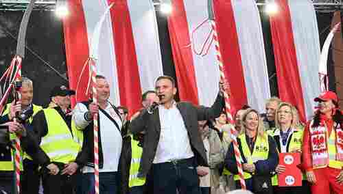 Robert Bąkiewicz podczas wiecu PiS 11 października 2025 r.