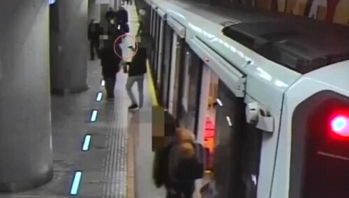 Mężczyzna atakujący pasażerów metra w Warszawie