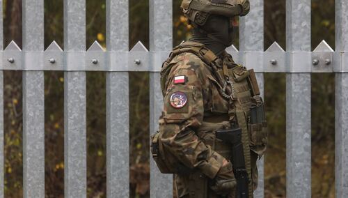 Żołnierz w okolicach przejścia granicznego Połowce-Pieszczatka