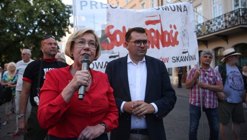 Poseł PiS Łukasz Kmita (C) i radna Barbara Nowak (C-L) na proteście przed konsulatem Francji w Krakowie