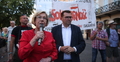 Poseł PiS Łukasz Kmita (C) i radna Barbara Nowak (C-L) na proteście przed konsulatem Francji w Krakowie