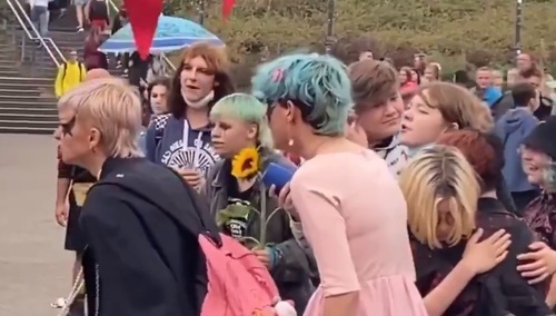 [Wideo] Nic dziwniejszego dziś nie zobaczycie. W Warszawie lewicowi aktywiśći "szczekają" na działaczy katolickich...