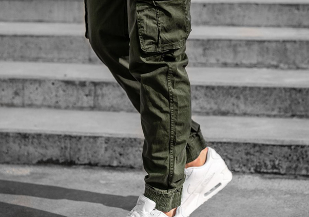 Joggery męskie w kolorze khaki – jak je stylizować? Przegląd najciekawszych modeli