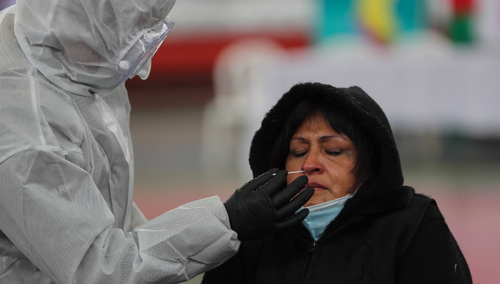 "Negatywny wynik na COVID-19 w 24 h bez wychodzenia z domu". W sieci kwitnie handel lewymi testami