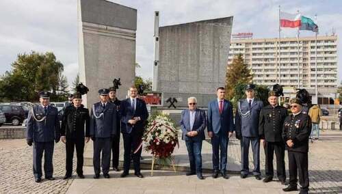Podpisanie porozumienia w sprawie tablicy na murze Zakładu Karnego w Jastrzębiu-Zdroju
