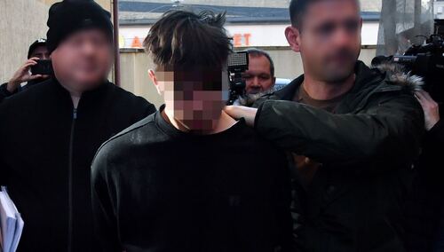 Zatrzymany 20-latek doprowadzany na przesłuchanie w prokuraturze w Słupsku,