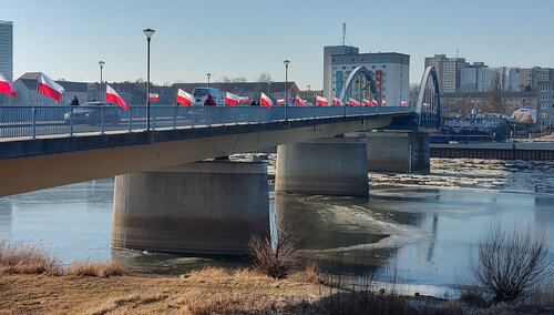 Polskie flagi na moście w Słubicach