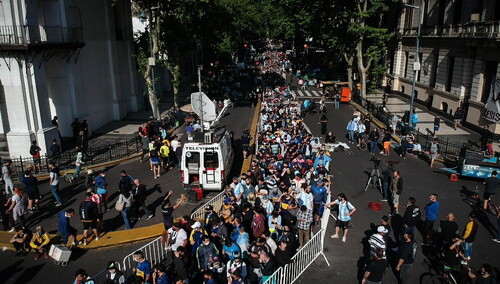 Trumna z ciałem Maradony stanęła w Pałacu Prezydenckim. Czuwają dziesiątki tysięcy kibiców